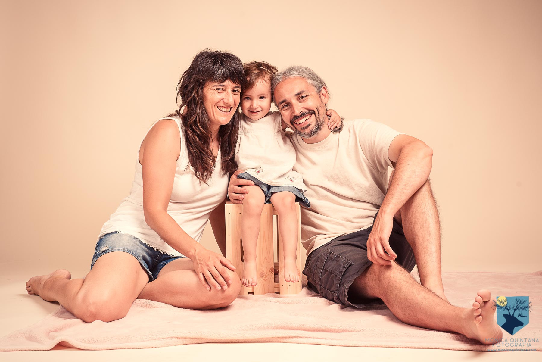 estudio de fotografia de familia con niños pequeños en Figueres, Girona